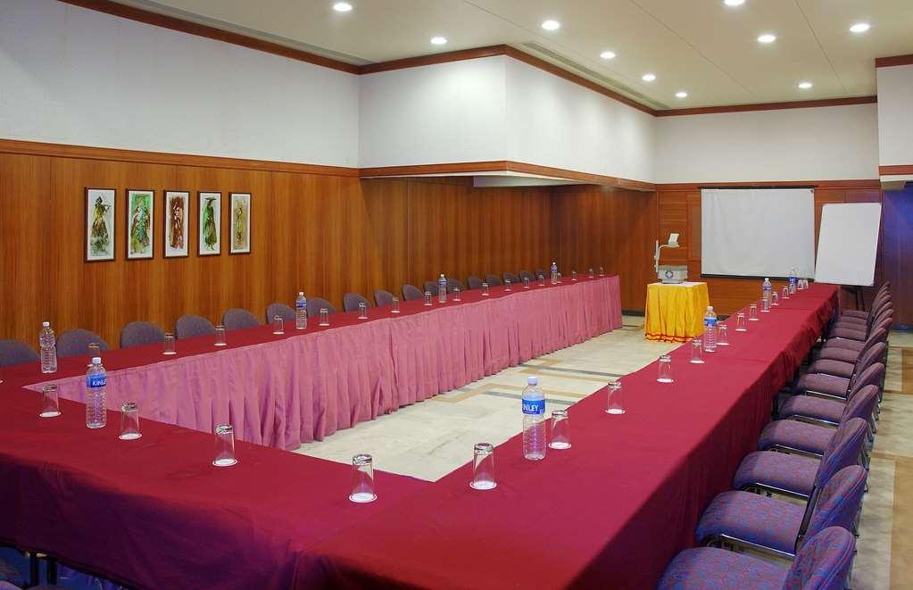 Comfort Inn President Near Ahmedabad Junction Station Съоръжения снимка